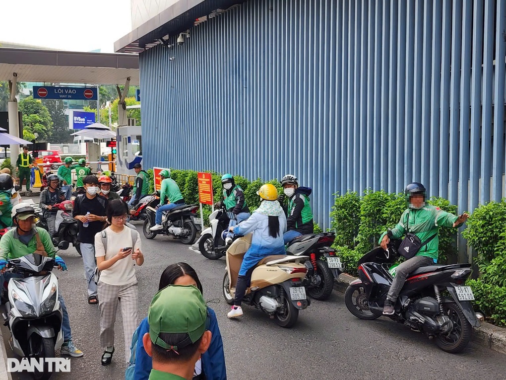 Công an điểm mặt xe ôm công nghệ dỏm chặt chém hành khách ở Tân Sơn Nhất - 2 Công an điểm mặt xe ôm công nghệ dỏm chặt chém hành khách ở Tân Sơn Nhất - 2