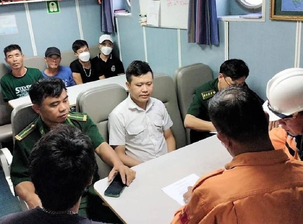 Ứng cứu tàu cá cùng 5 thuyền viên gặp nạn trên biển - 1 Ứng cứu tàu cá cùng 5 thuyền viên gặp nạn trên biển - 1