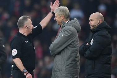 HLV Arsene Wenger bị cấm chỉ đạo 4 trận