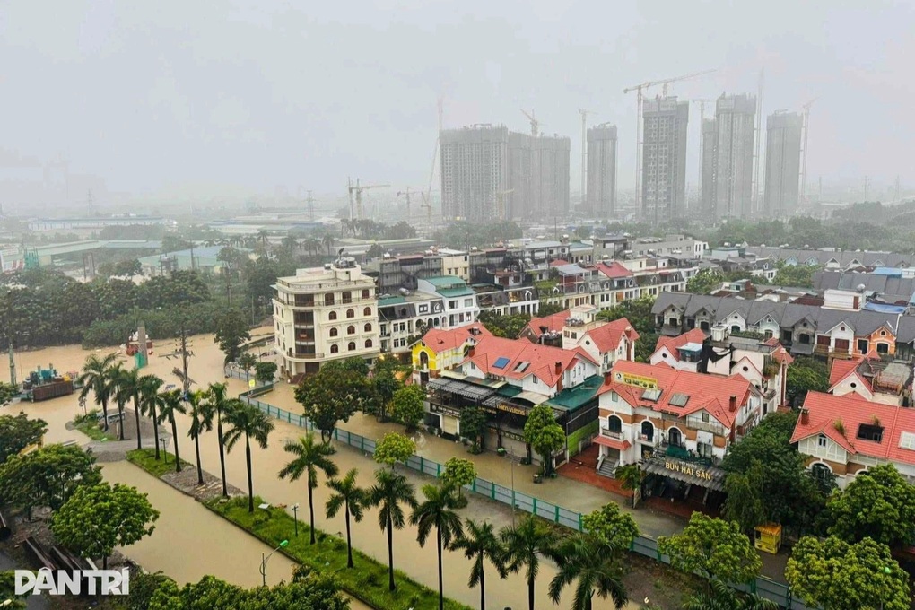 Hàng loạt khu biệt thự nhà giàu ở Hà Nội ngập sau mưa - 1