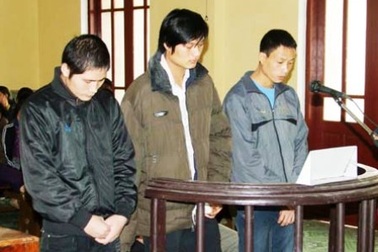 Phạt tù nhóm côn đồ "cả gan" bắt cả... công an