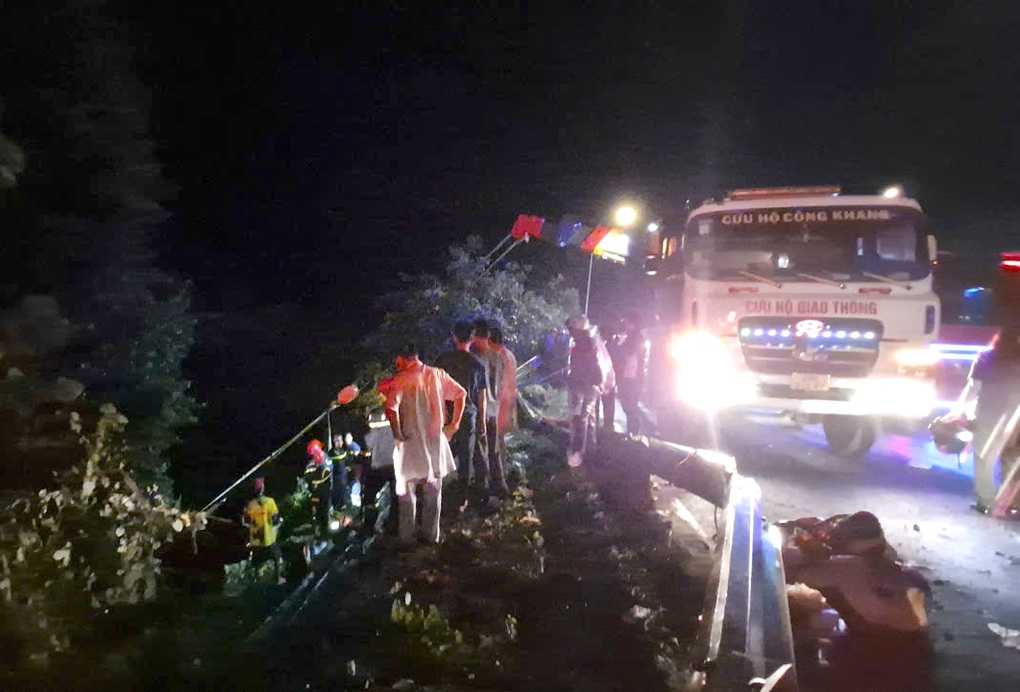 Công an thông tin vụ ô tô chở 36 hành khách rơi xuống vực đèo Bảo Lộc - 1 Công an thông tin vụ ô tô chở 36 hành khách rơi xuống vực đèo Bảo Lộc - 1