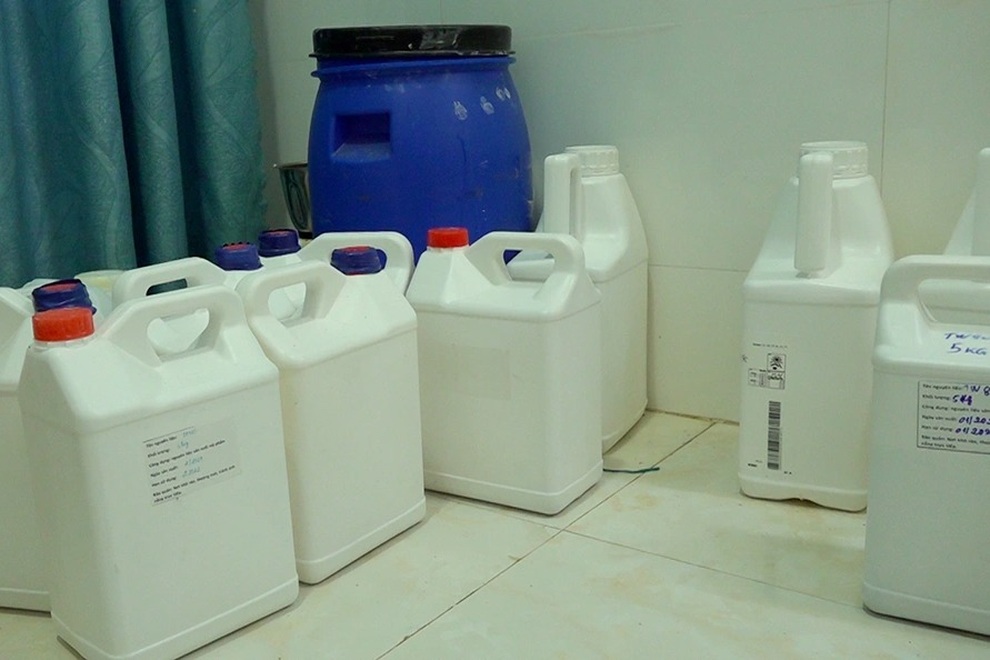 Phát hiện kho nguyên liệu làm đẹp không rõ nguồn gốc, xuất xứ - 2 Phát hiện kho nguyên liệu làm đẹp không rõ nguồn gốc, xuất xứ - 2