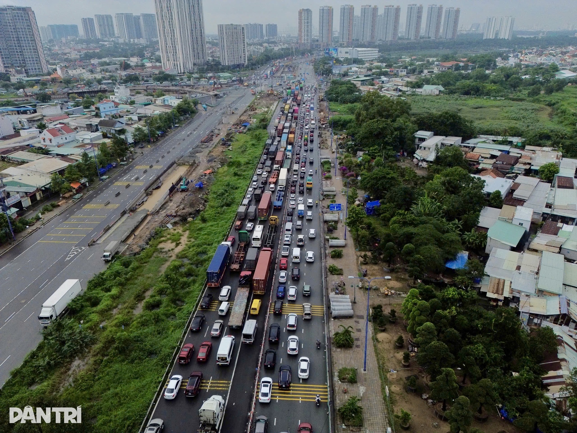 Người dân đi chơi lễ, lối vào cao tốc TPHCM - Long Thành ùn ứ kéo dài - 1 Người dân đi chơi lễ, lối vào cao tốc TPHCM - Long Thành ùn ứ kéo dài - 1