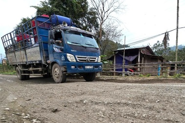 Quốc lộ “nát như tương” chưa sửa chữa đã bị lấn chiếm hành lang