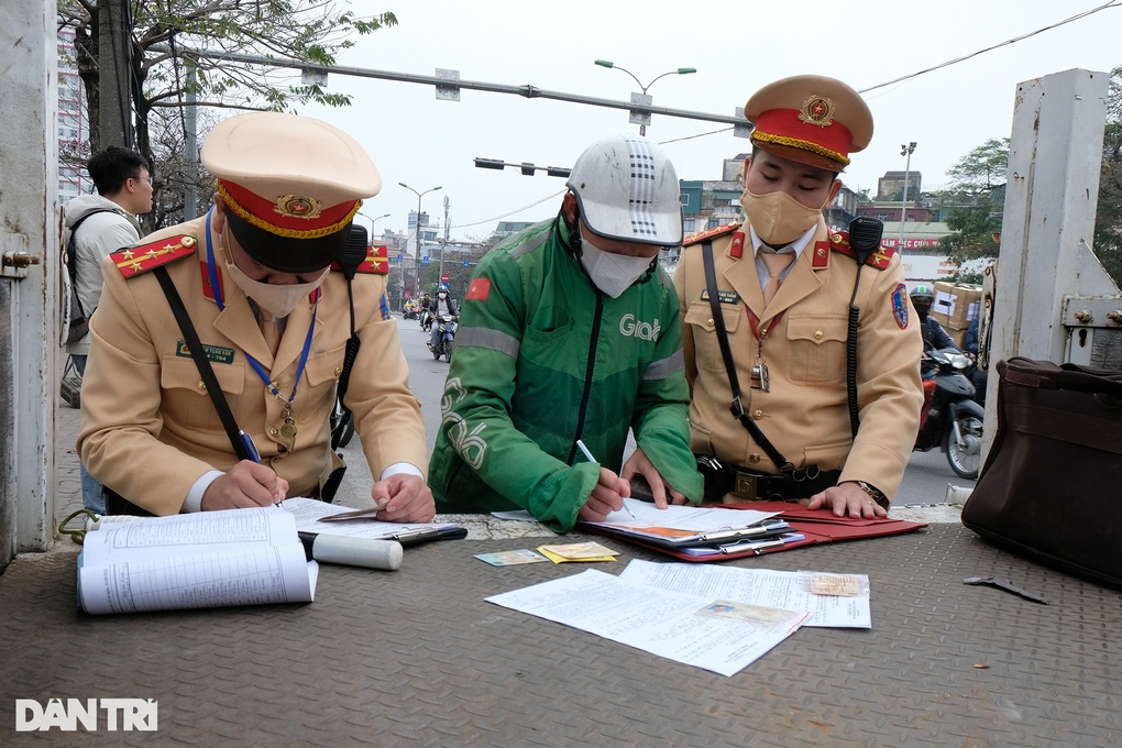 Đua nhau vượt đèn đỏ ở Hà Nội: Do tâm lý đám đông - 4 Đua nhau vượt đèn đỏ ở Hà Nội: Do tâm lý đám đông - 4