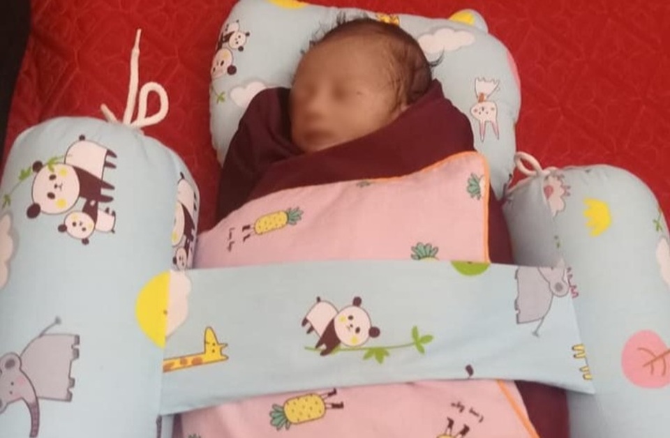 Bé sơ sinh bị bỏ rơi kèm bức thư xin lỗi - 1 Bé sơ sinh bị bỏ rơi kèm bức thư xin lỗi - 1