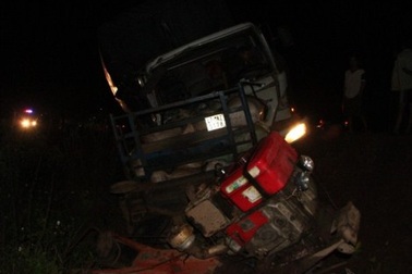 Xe tải chở phế liệu đâm xe máy cày, 5 người bị thương