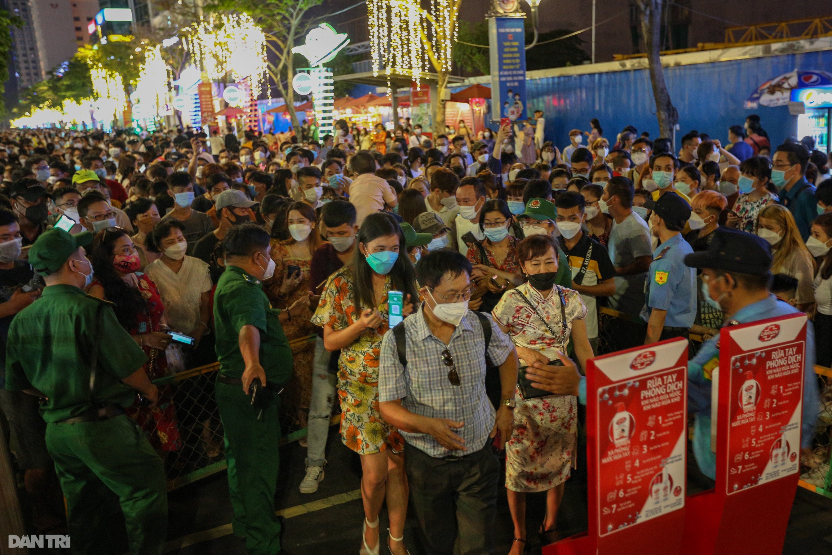 Hàng nghìn người dân Sài Gòn chen chân tham quan đường hoa Nguyễn Huệ - 5 Hàng nghìn người dân Sài Gòn chen chân tham quan đường hoa Nguyễn Huệ - 5