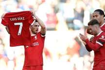 Sao Liverpool gửi thông điệp xúc động sau vụ bố mẹ đồng đội bị bắt cóc