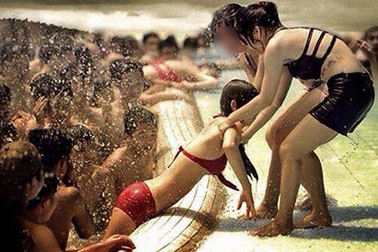 Trèo rào công viên nước: Ảnh chế bùng nổ mạng xã hội