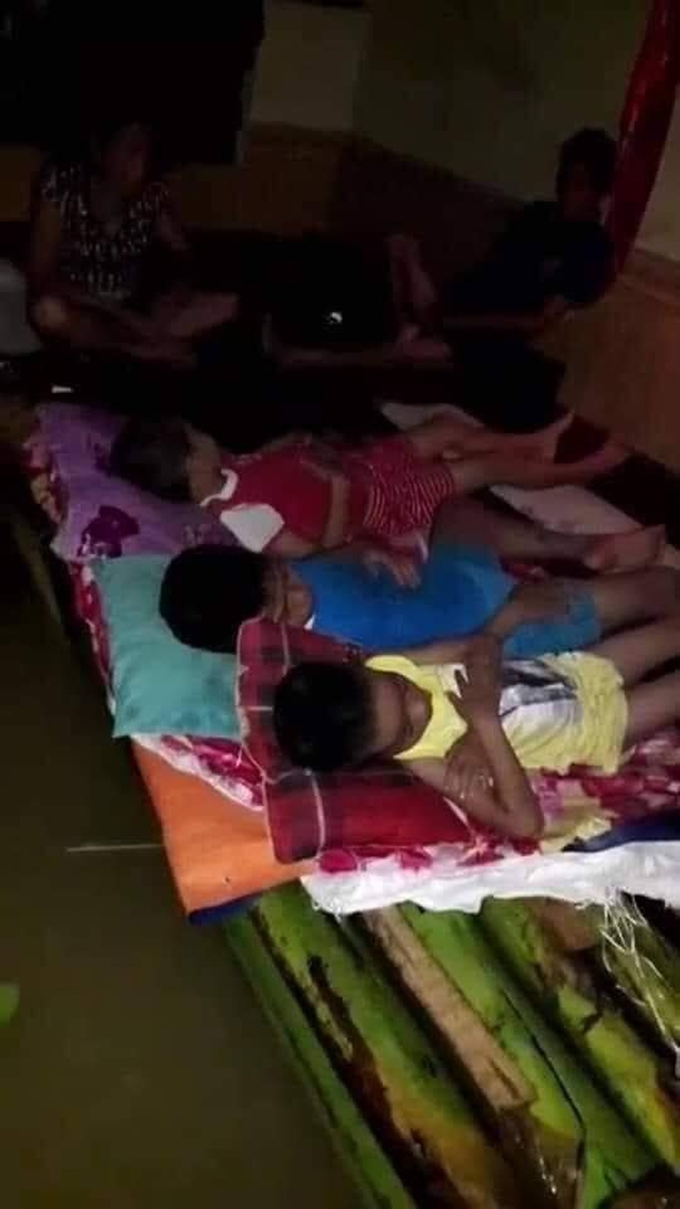 Rơi nước mắt trước hình ảnh xúc động dân mạng chia sẻ về lũ lụt miền Trung - 14 Rơi nước mắt trước hình ảnh xúc động dân mạng chia sẻ về lũ lụt miền Trung - 14