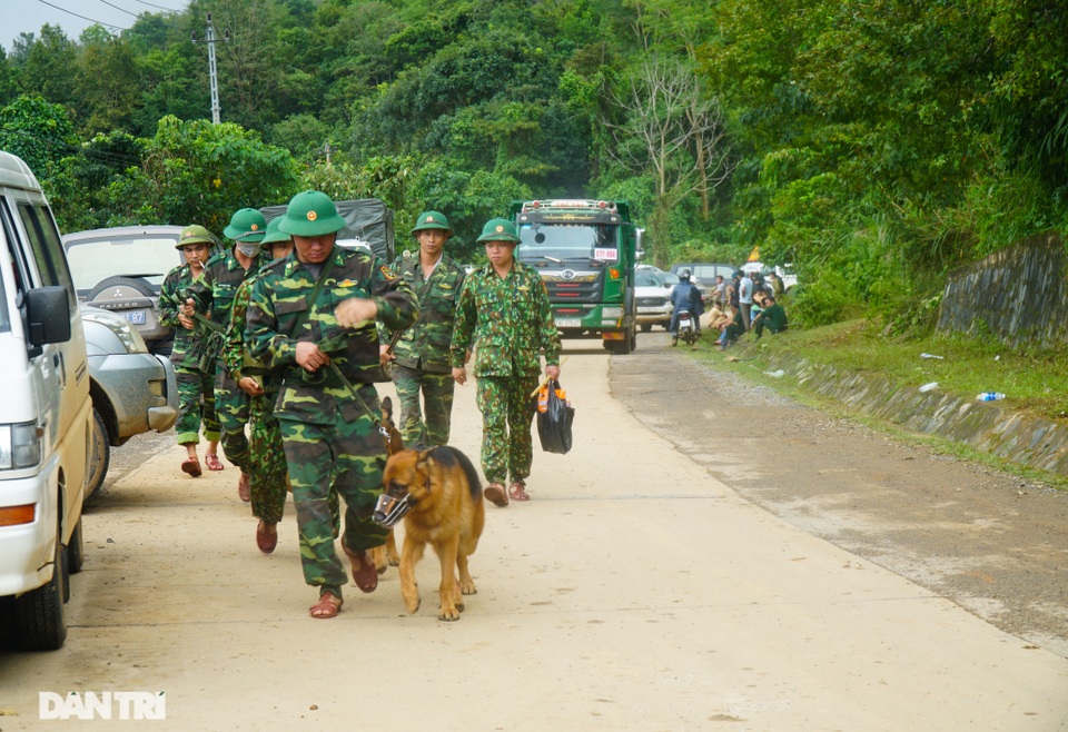 Nhìn từ trên cao 2 điểm sạt lở nghiêm trọng trên đường dẫn tới Sư đoàn 337 - 10 Nhìn từ trên cao 2 điểm sạt lở nghiêm trọng trên đường dẫn tới Sư đoàn 337 - 10