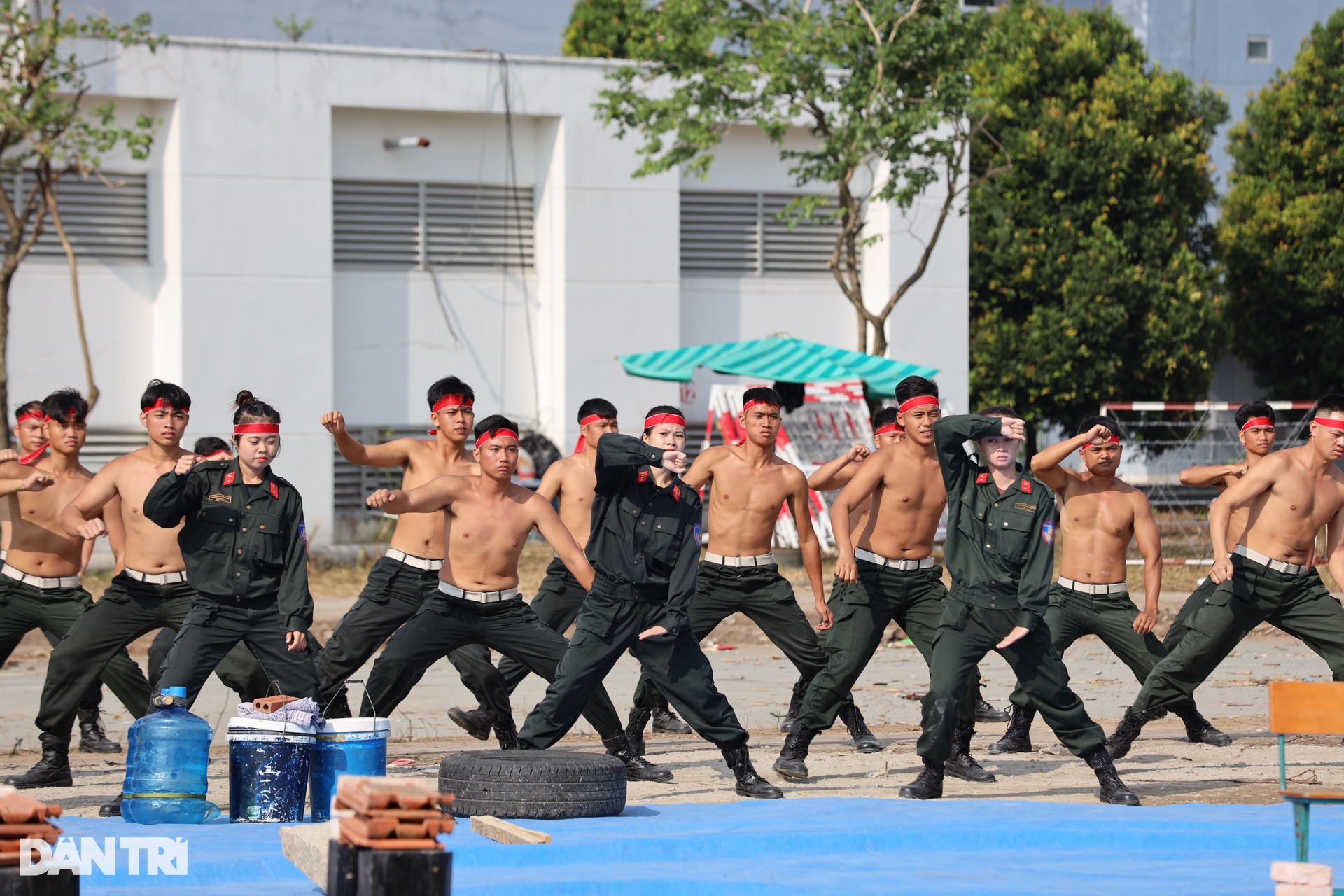 Nữ cảnh sát đặc nhiệm đu dây giữa trời, dùng yết hầu bẻ cong thanh sắt - 5 Nữ cảnh sát đặc nhiệm đu dây giữa trời, dùng yết hầu bẻ cong thanh sắt - 5