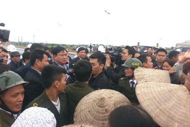 Hàng trăm người dân “quây” Bộ trưởng Thăng… đòi đường