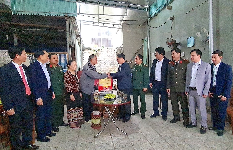 Thăm, tặng quà gia đình chính sách tại Nghệ An dịp cận Tết - 2 Thăm, tặng quà gia đình chính sách tại Nghệ An dịp cận Tết - 2