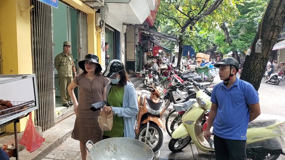 Tiệm bánh rán mỗi ngày bán hơn 2.000 chiếc, thu lời hàng triệu đồng - 3 Tiệm bánh rán mỗi ngày bán hơn 2.000 chiếc, thu lời hàng triệu đồng - 3