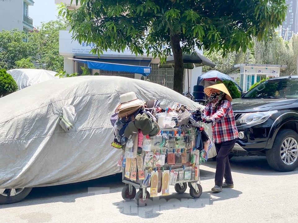 Hà Nội: Người lao động nhọc nhằn mưu sinh dưới nắng nóng đầu hè - 9 Hà Nội: Người lao động nhọc nhằn mưu sinh dưới nắng nóng đầu hè - 9
