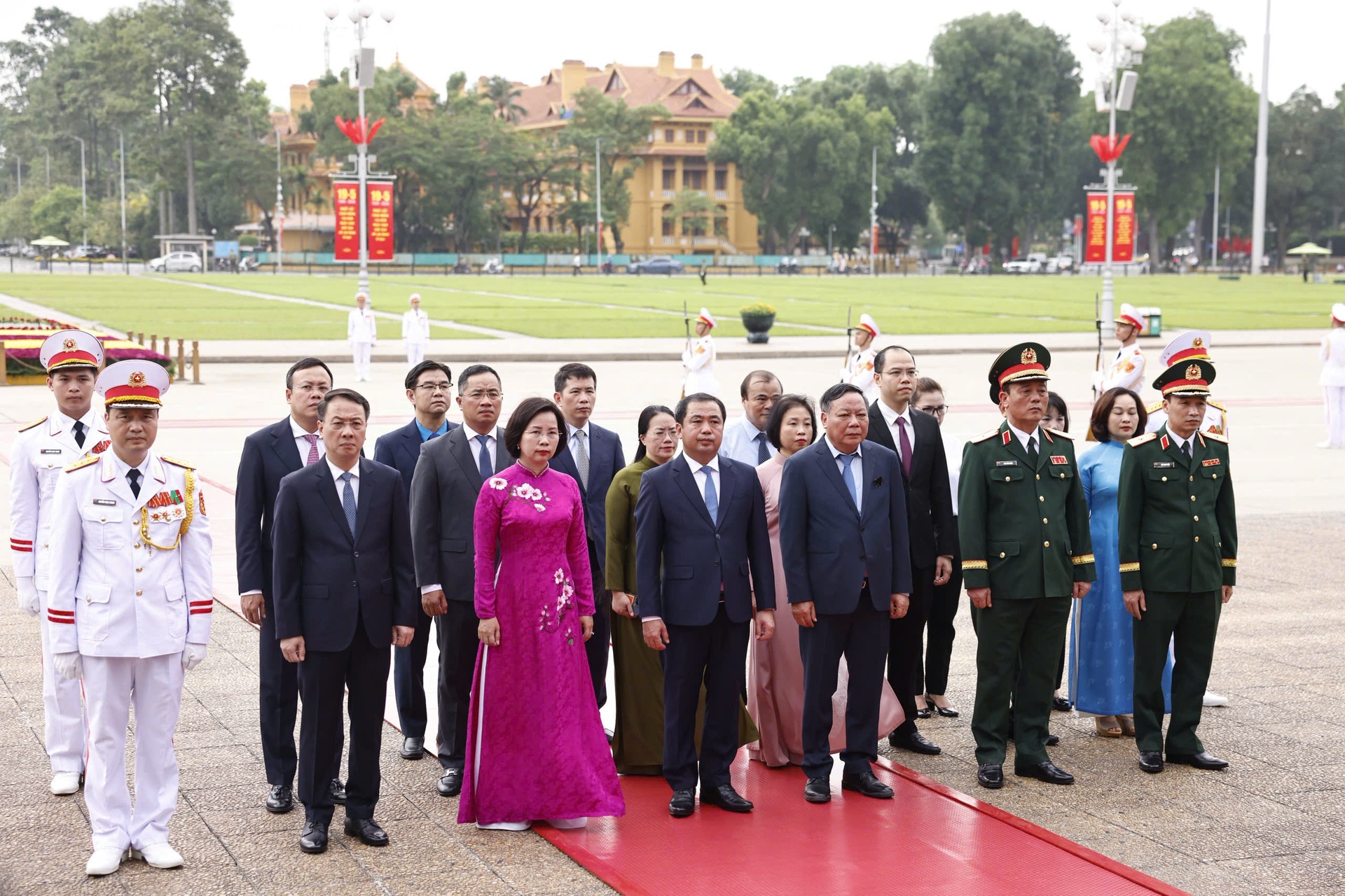 Hình ảnh lãnh đạo Đảng, Nhà nước vào Lăng viếng Bác nhân ngày 19/5 - 9