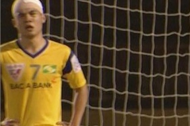 Tiền vệ “hot boy” xứ Nghệ nhập viện sau trận thắng của đội nhà