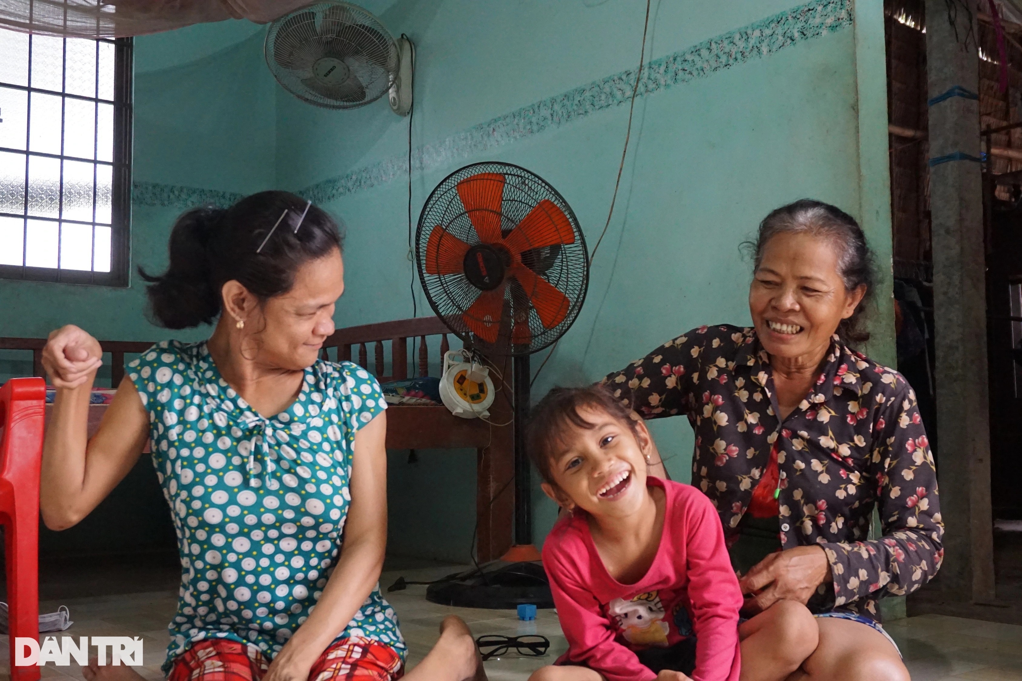 Mẹ kế cả đời nuôi con chồng tật nguyền, chăm cháu "ngoài giá thú"