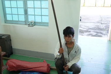 Tạm giữ thanh niên dùng xà beng đánh cha ruột tử vong