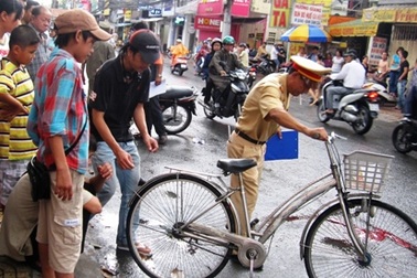 Xe của công ty công viên cây xanh cán chết cô gái trẻ