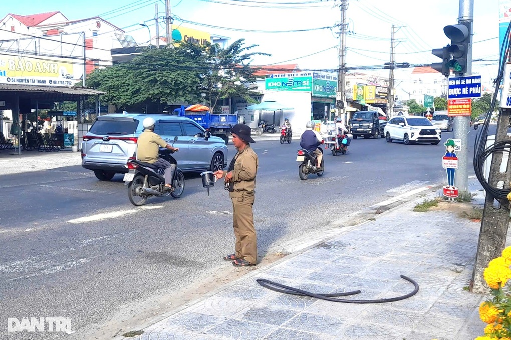 Xuất hiện tình trạng chăn dắt người ăn xin ở phố cổ Hội An - 1 Xuất hiện tình trạng chăn dắt người ăn xin ở phố cổ Hội An - 1