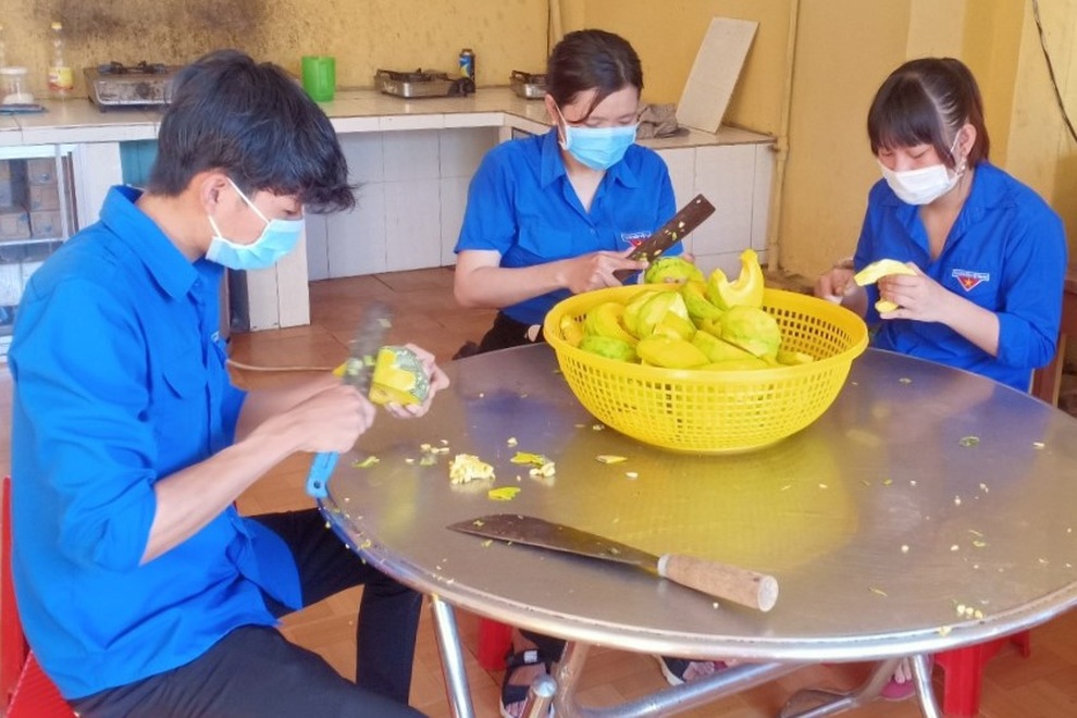 Nam đoàn viên vừa trực chốt vừa vào bếp nấu cơm hỗ trợ tuyến đầu chống dịch - 2 Nam đoàn viên vừa trực chốt vừa vào bếp nấu cơm hỗ trợ tuyến đầu chống dịch - 2