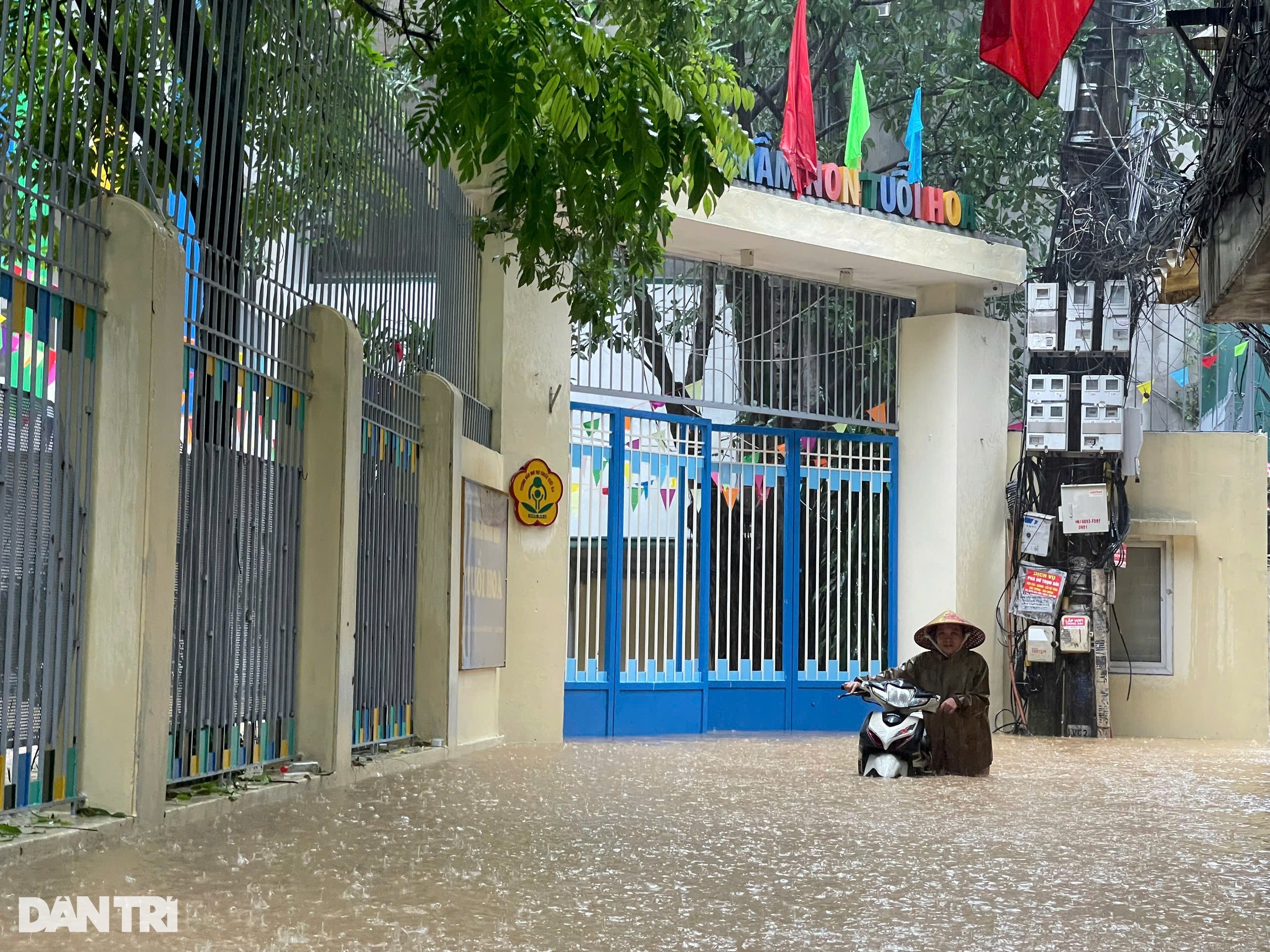 View - Trường học biến thành sông, phụ huynh Hà Nội vội vã đón con để sơ tán | Báo Dân trí