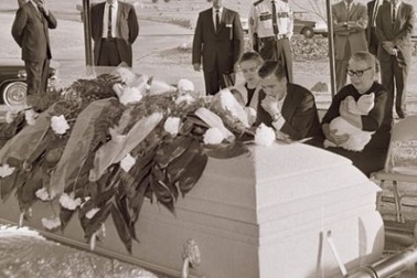 Lễ tang buồn thảm của kẻ ám sát Tổng thống Mỹ Kennedy