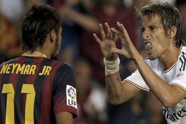 Đòi phạt đền, Neymar đụng “đồ tể” Pepe rồi ăn thẻ