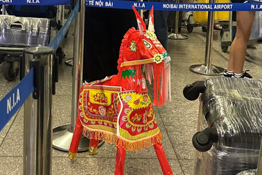 Giải mã con ngựa giấy khiến ông Tây muốn đưa về nước