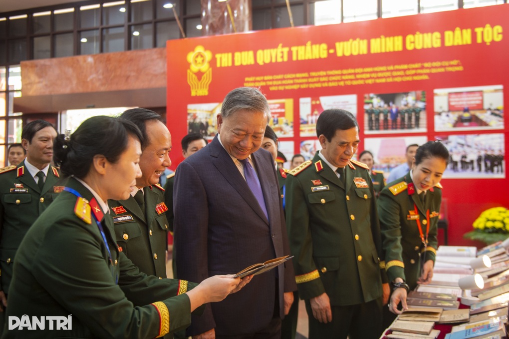 Tổng Bí thư Tô Lâm dự Đại hội Thi đua quyết thắng toàn quân lần thứ XI - 3 Tổng Bí thư Tô Lâm dự Đại hội Thi đua quyết thắng toàn quân lần thứ XI - 3