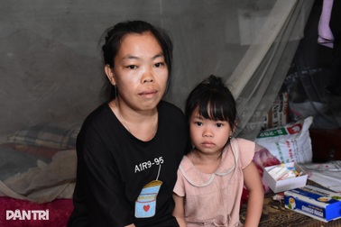 Mẹ nghèo mong được chữa bệnh để kéo dài thời gian bên con gái nhỏ dại
