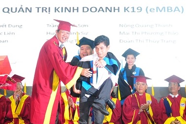 Xúc động hình ảnh tân thạc sĩ được cõng lên nhận bằng