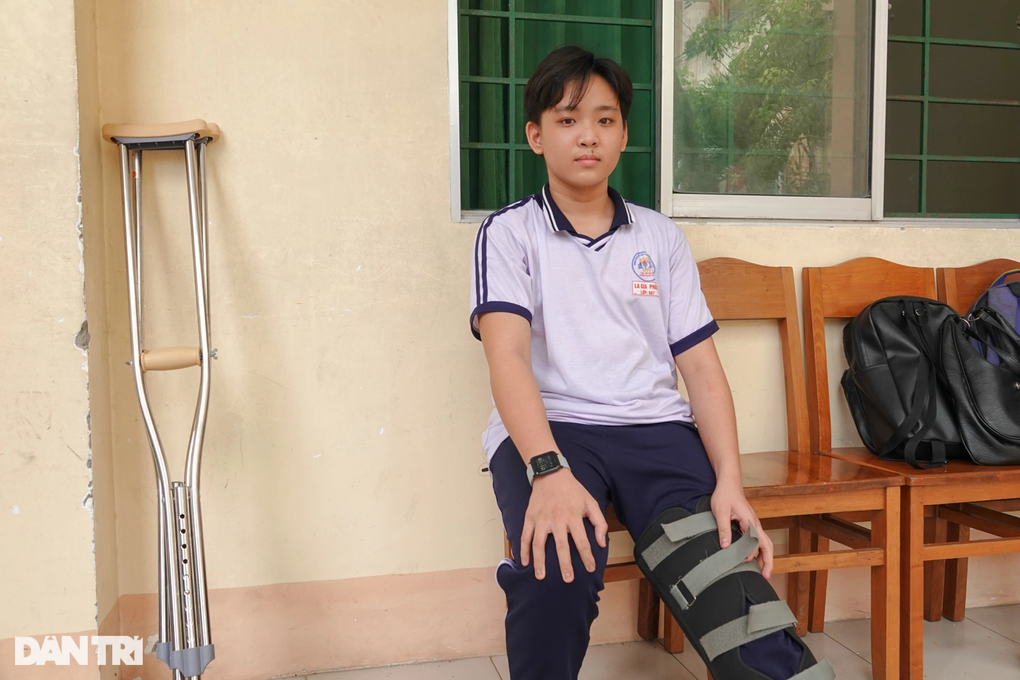 Nam sinh Cần Thơ nén đau chống nạng đi thi vào lớp 10 - 3 Nam sinh Cần Thơ nén đau chống nạng đi thi vào lớp 10 - 3