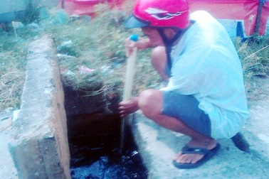 Dân nôn ói vì mùi hôi thối từ trại heo xả thải ra sông gây ô nhiễm!