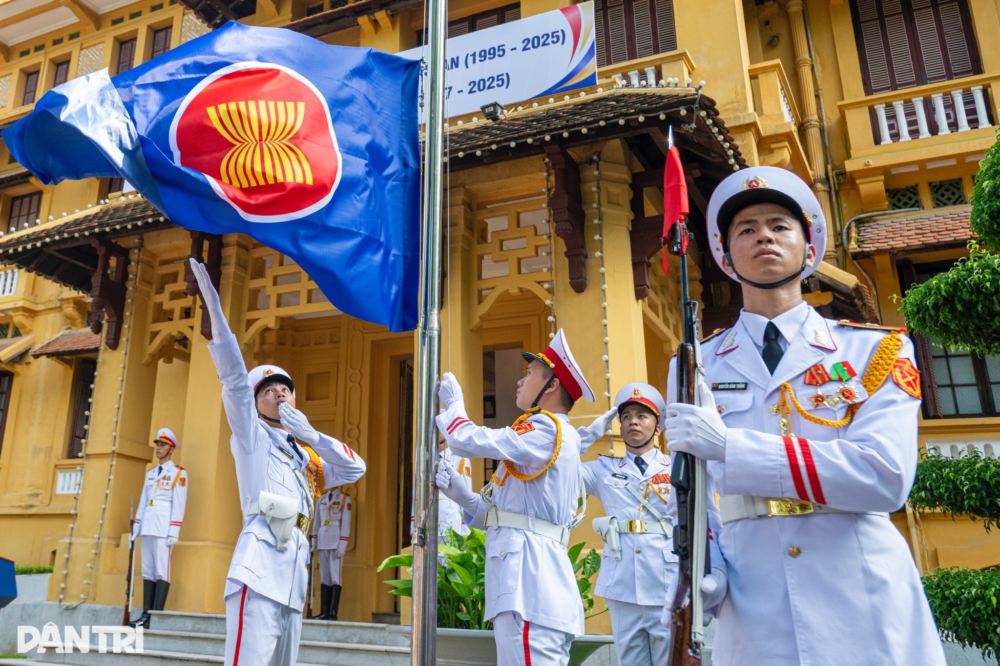 Trang trọng Lễ thượng cờ kỷ niệm 58 năm Ngày thành lập ASEAN - 3