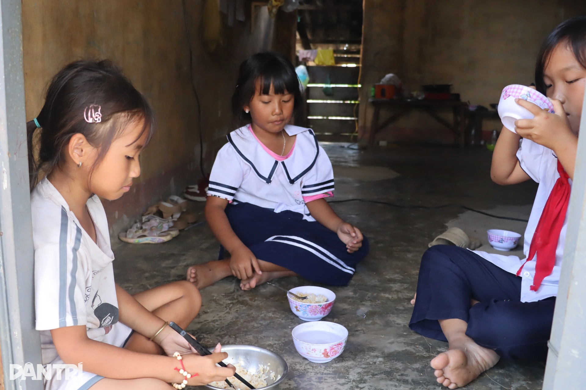 20 học sinh tự sống với nhau ở khu nhà hoang, bữa cơm chỉ cá khô và mì tôm - 3