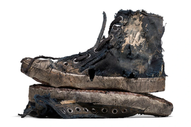 Giày rách "vứt đi không ai buồn nhặt" có giá... 37 triệu đồng