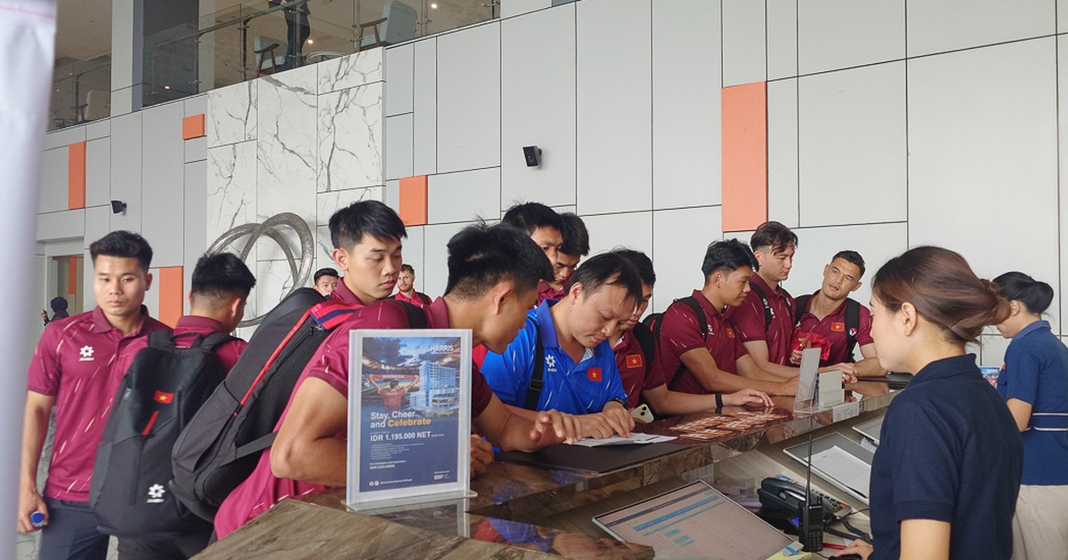 CĐV Indonesia bắn pháo hoa quanh khách sạn của tuyển Việt Nam lúc rạng sáng