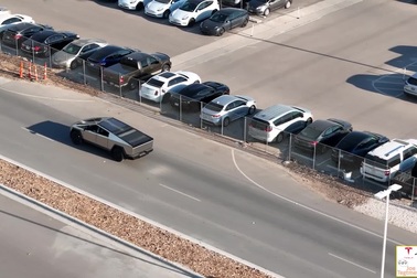 Xem xe Tesla Cybertruck lăn bánh ngoài đời thực, thể hiện cua hẹp xuất sắc