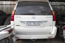 Hàng loạt xe sang Porsche, Lexus phủ bụi, hoen rỉ trong bãi giữ xe tại Hà Nội