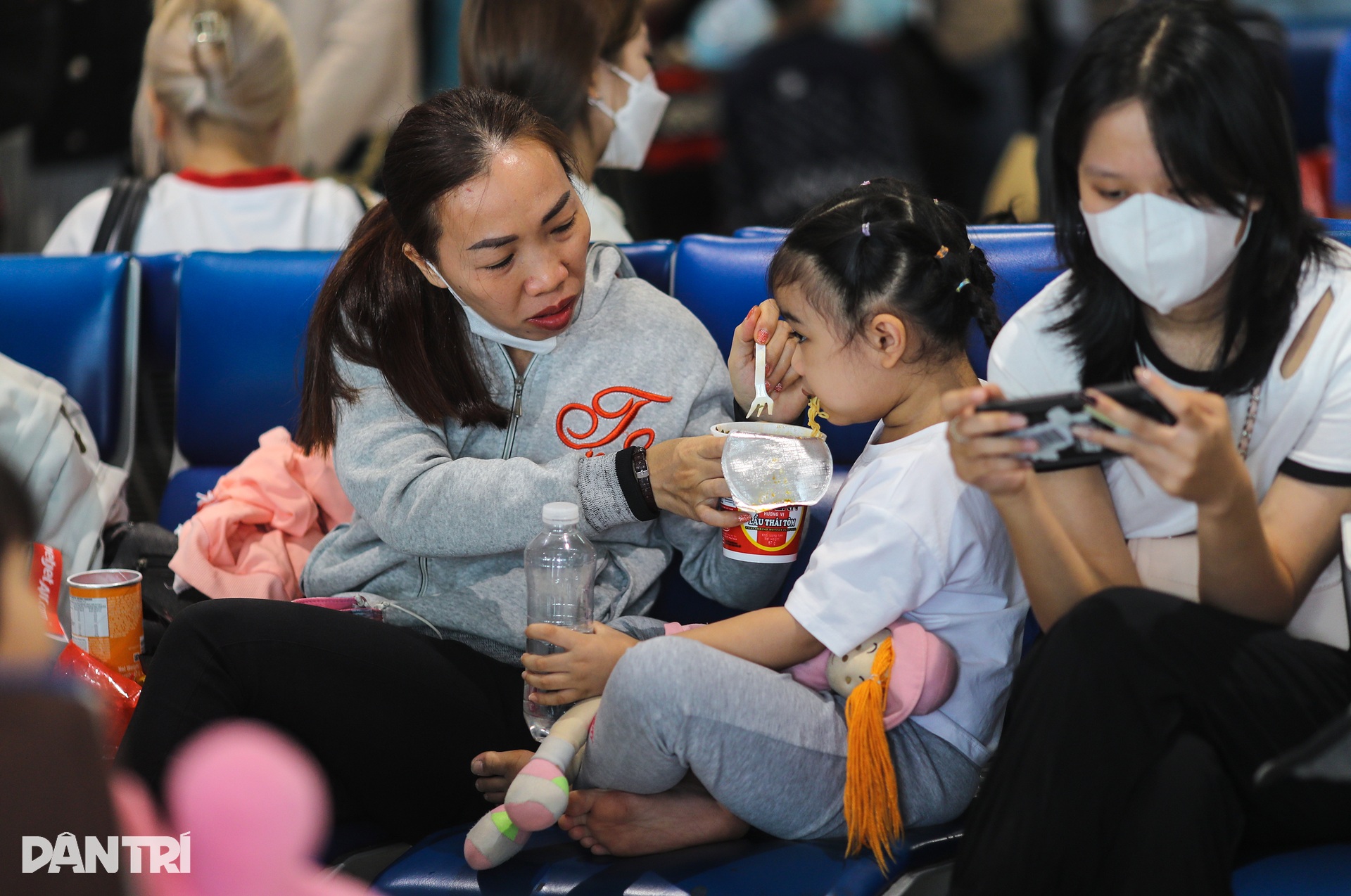 Bên trong phòng chờ sân bay Tân Sơn Nhất những ngày cận Tết - 10 Bên trong phòng chờ sân bay Tân Sơn Nhất những ngày cận Tết - 10