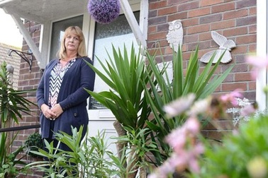 Để mẹ lang thang cơ nhỡ, con trai lừa đặt nhà vay tiền mở hộp đêm