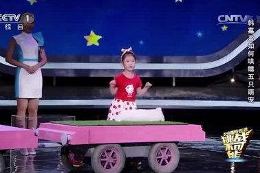 Cô bé 5 tuổi ru ngủ động vật “thần tình” trong chương trình tìm kiếm tài năng Trung Quốc