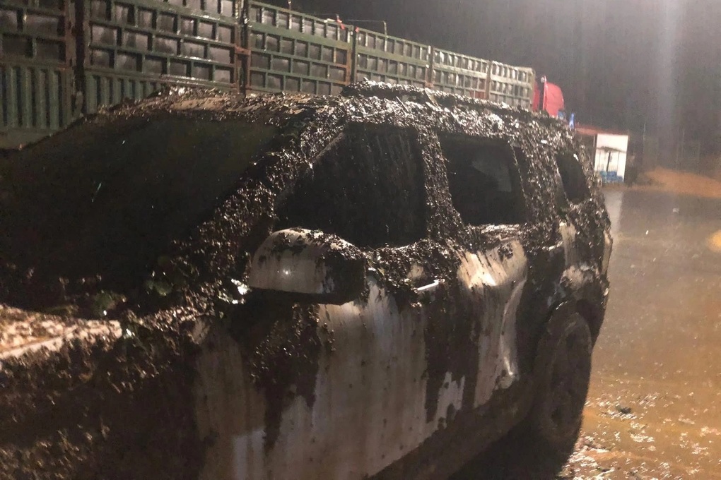 Khoảnh khắc đất đá dội xuống 5 ô tô, 7 người thoát chết trong gang tấc - 2