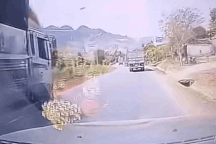 Xe tải lấn làn vượt ẩu, đâm biến dạng ô tô con