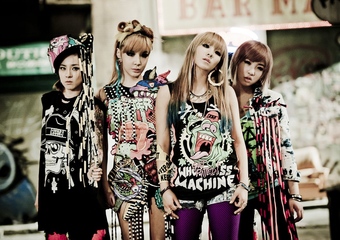 2NE1 - nhóm nhạc nữ Kpop tiên phong ăn mặc độc lạ, diện toàn hàng hiệu